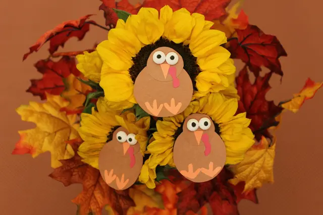 thanksgiving craft idea with Thanksgiving Bouquet of Sunflower Turkeys